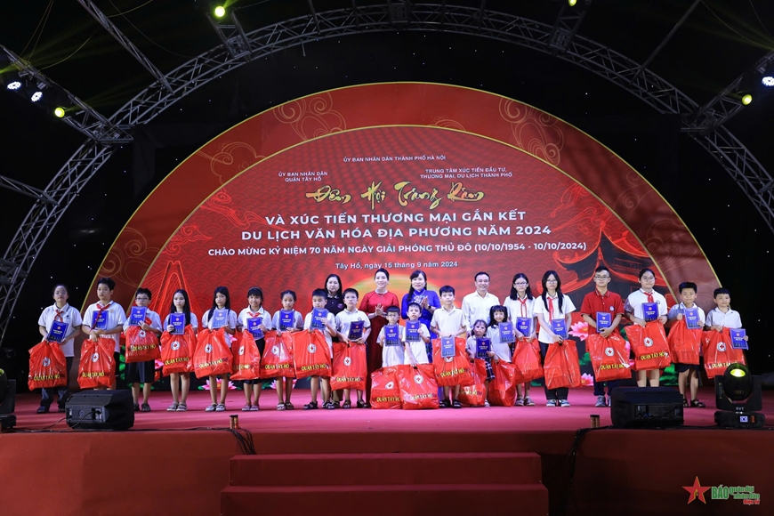 Hà Nội: Rộn ràng Đêm hội trăng rằm tại Không gian văn hóa sáng tạo Tây Hồ

